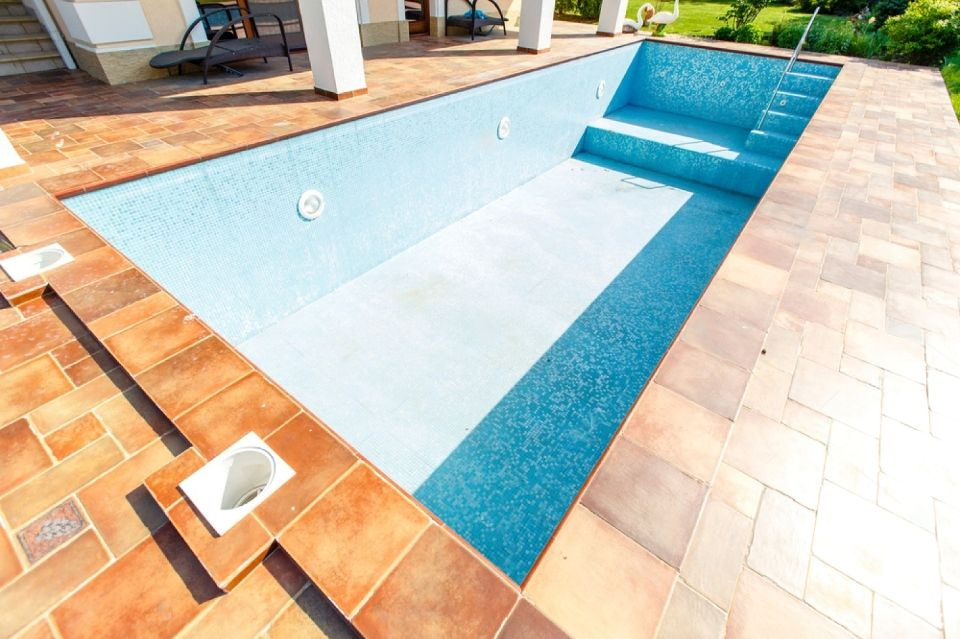 piscine vidée pour rénovation